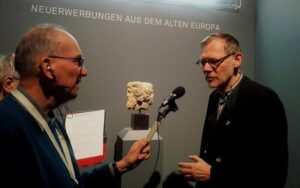 J. Luckhardt (re.) und P. Temme (li.) vor dem Fragment einer römischen Doppelkopf-Herme aus dem späten 1. Jh. n.Chr.