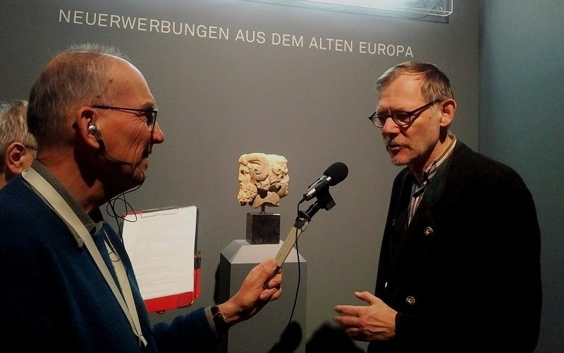 J. Luckhardt (re.) und P. Temme (li.) vor dem Fragment einer römischen Doppelkopf-Herme aus dem späten 1. Jh. n.Chr.