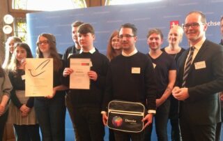 Bild: Das Siegerteam der Johannes-Selenka-Schule Braunschweig mit Kultusminister Grant-Hendrik Tonne (vorn rechts) --- Foto: Westermann-Gruppe