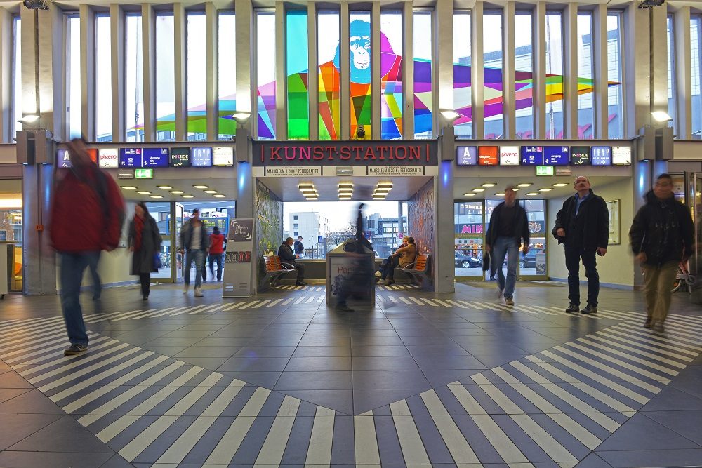 Empfangshalle mit Kunstraum "Kunsstation" im Empfangsgebäude Wolfsburg Hbf der DB Station&Service AG