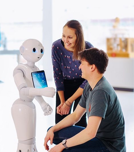 Der freundliche Roboter Pepper kommuniziert gerne - phaeno Presse-Foto Janina Snatzke