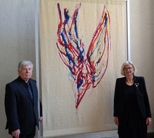 Gerd Winner und Mechthild von Veltheim vor dem Reformationsparament - Foto: Peter Temme