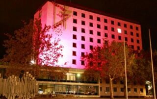 Rathaus WOB in Pink - Foto: (c) Stadt Wolfsburg