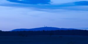 Blaue Stunde im Harz mit Blick auf den Brocken - Foto: pixabay