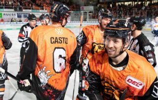 Chris Casto und Jeffrey Likens von den Grizzlys Wolfsburg wŠhrend des Spiels zwischen den Grizzlys Wolfsburg und den EHC Red Bull MŸnchen am 31.10.2019 in Wolfsburg, Deutschland. (Foto von Marco Leipold/City-Press GmbH)