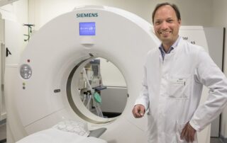 Der Chefarzt des Instituts für Röntgendiagnostik und Nuklearmedizin, Prof. Dr. Philipp Wiggermann, freut sich über einen neuen Computertomographen (CT) der neuesten Generation