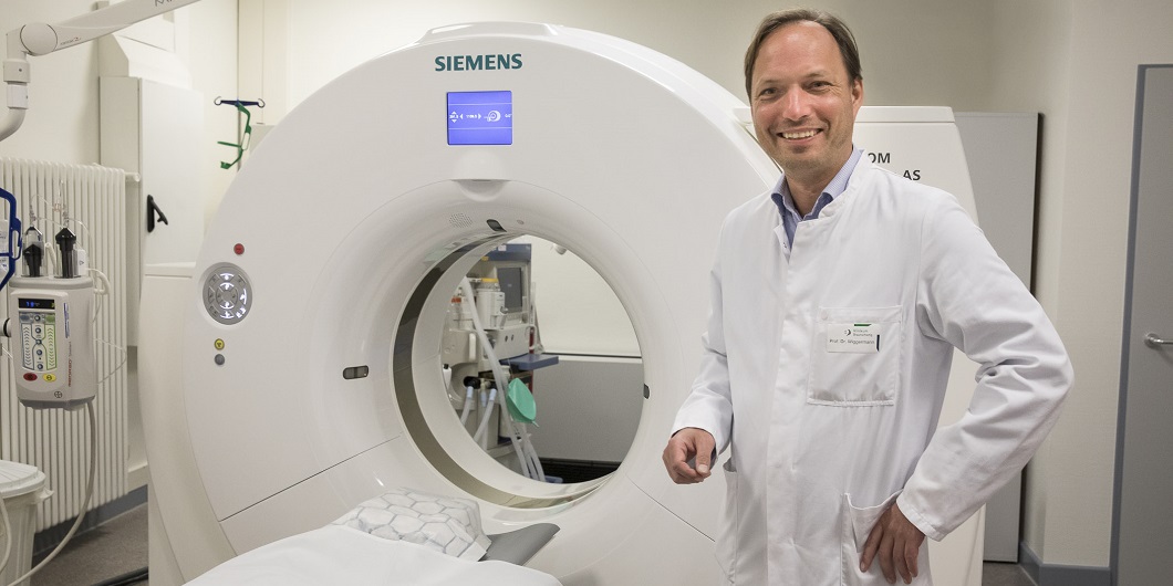 Der Chefarzt des Instituts für Röntgendiagnostik und Nuklearmedizin, Prof. Dr. Philipp Wiggermann, freut sich über einen neuen Computertomographen (CT) der neuesten Generation