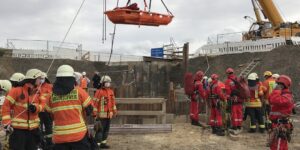 Arbeitsunfall in Braunschweig: Feuerwehr befreit Schwerverletzten aus Baugrube