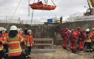 Arbeitsunfall in Braunschweig: Feuerwehr befreit Schwerverletzten aus Baugrube