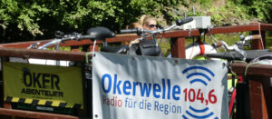 Zu sehen ist ein Floß auf der Oker