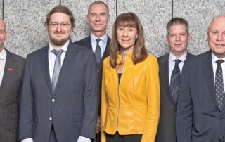 Verleihung des Heinrich-Büssing-Preises 2022 am 1. November 2023 (von links): Doktorvater Prof. Dr. Sándor Fekete, Preisträger Dr. Phillip Keldenich, Gastgeber und Vorstand Öffentliche Versicherung Dr. Alexander Tourneau, Hochschulbund-Vizepräsidentin Cordula Miosga, TU BS-Vizepräsident Prof. Dr. Peter Hecker, Stiftungs-Vorstandsvorsitzender Prof. Dr. Joachim Block. Bildnachweis: Andreas Bormann/Braunschweigischer Hochschulbund