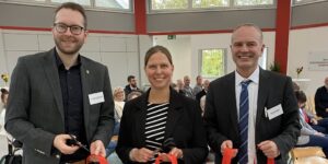 Ministerin Wiebke Osigus (Nds. Ministerium für Bundes- und Europaangelegenheiten und Regionale Entwicklung), Baddeckenstedter Samtgemeindebürgermeister Frederik Brandt und Bernd Retzki, Sozialdezernent des Landkreises Wolfenbüttel.