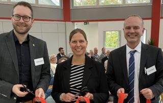 Ministerin Wiebke Osigus (Nds. Ministerium für Bundes- und Europaangelegenheiten und Regionale Entwicklung), Baddeckenstedter Samtgemeindebürgermeister Frederik Brandt und Bernd Retzki, Sozialdezernent des Landkreises Wolfenbüttel.