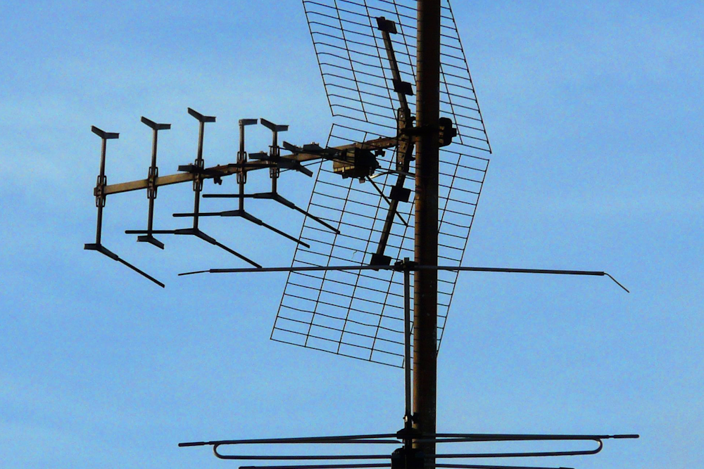 Zu sehen ist ein Symbolbild, eine sogenannte Yagi-Antenne auf einem Dach. Das Foto stammt vom Bilderportal Pixabay, der Fotograf nennt sich "hans-2".