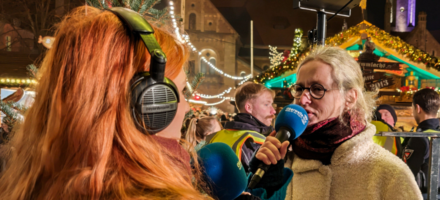 Cornelia Götz im Gespräch mit Celina Fricke bei der Eröffnung des Braunschweiger Weihnachtsmarkts 2025 - Foto: (c) Okerwelle/Giesemann